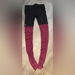 ALO GODDESS YOGA LEGGINGS (Black&Burgundy)